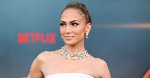 Jennifer Lopez nawet jeansy z postrzępioną nogawką nosi w wersji glamour