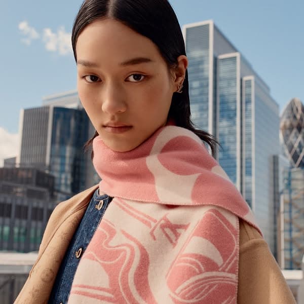 冬の装いを彩るウィメンズ･マフラー