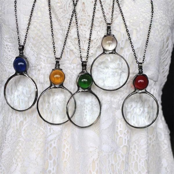 Stort halsband med förstoringsglas