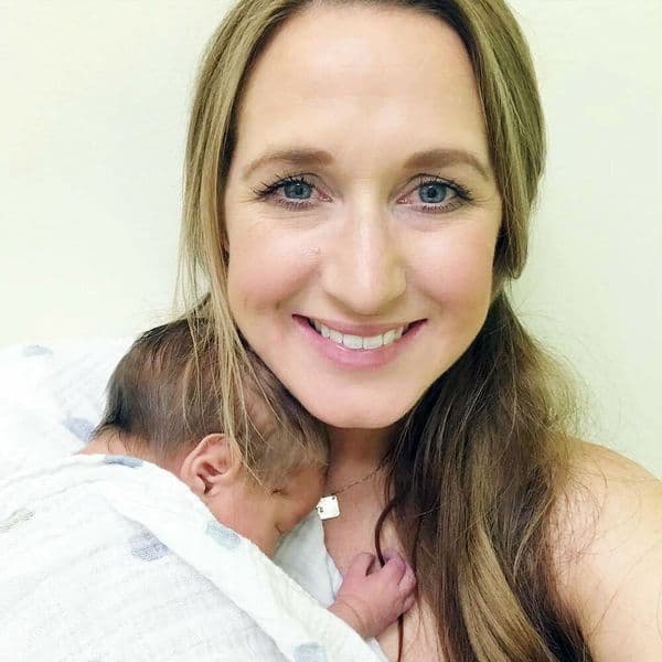 Alleenstaande moeder ziet verrassende overeenkomsten tussen haar twee pleegbaby's