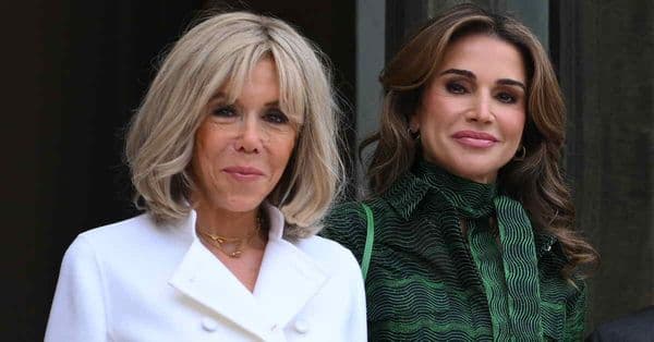 Królowa Rania i pierwsza dama Brigitte Macron noszą białe szpilki na dwa modne sposoby