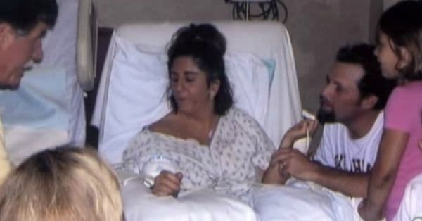 Lamentablemente, la familia accedió a desconectar a su madre del soporte vital, pero no sabían que ella podía escuchar todo. Cuando los médicos desconectan, ella se despierta. Aquí está la historia.