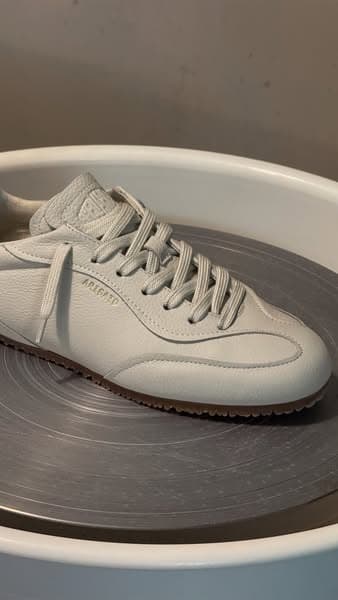 Découvrez le confort et des lignes épurées. La Daze Runner : une sneaker raffinée au profil bas.
