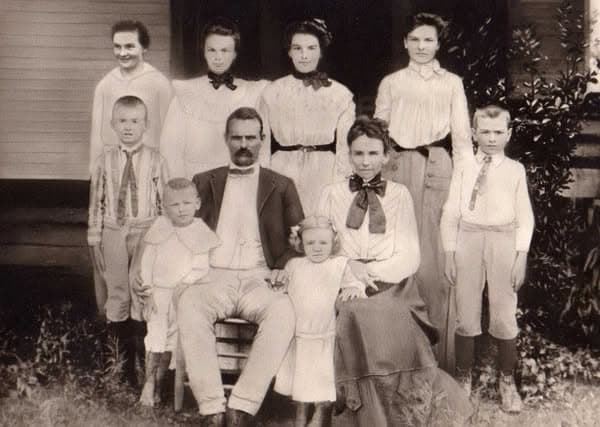 Helen Keller tragically died alone due to her family's manipulation. Sadly, her family banned her from marriage due to her "disability." Her fiance left her at the altar and never showed up again, which haunted her for life. Here's a glimpse of her...