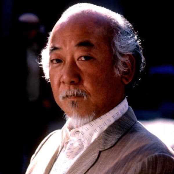 En su lecho de muerte, Pat Morita le dijo a su esposa: "Tienes que dejarme ir...". Su muerte podría haberse evitado. Sus médicos intentaron advertirle... pero él se negó a escuchar. Hasta que fue demasiado tarde: aquí hay un vistazo a la...